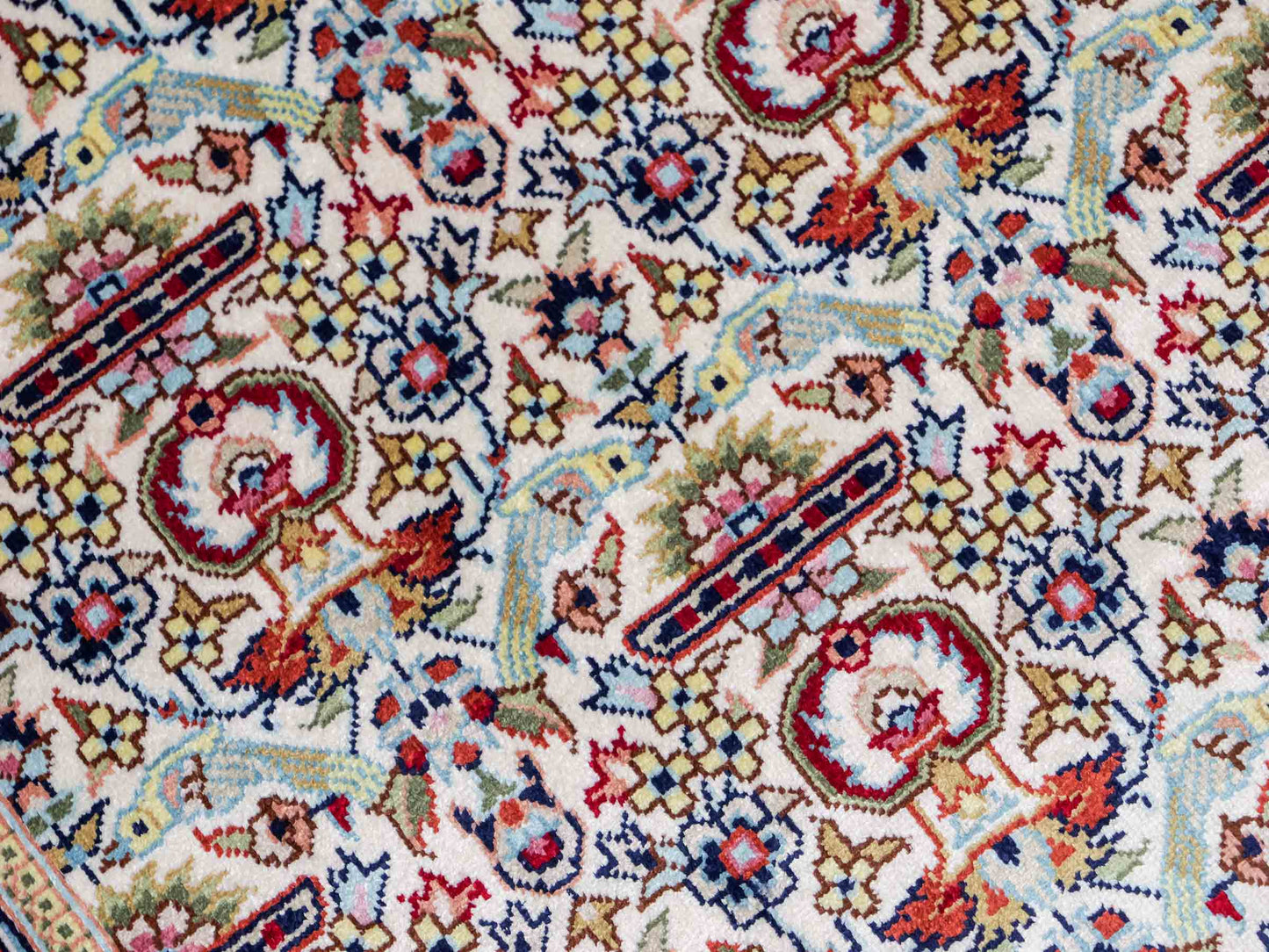 Sehr feiner, handgeknüpfter Khademi Orientteppich mit Hereke Design aus reiner Seide, weiß, creme. 154x92 cm. Vertrieb durch Jupiter Intl.
