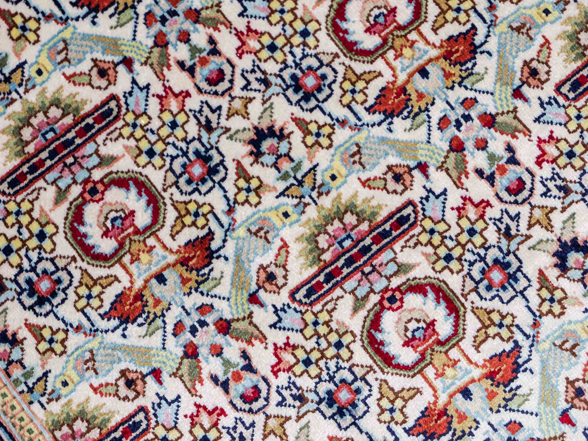 Sehr feiner, handgeknüpfter Khademi Orientteppich mit Hereke Design aus reiner Seide, weiß, creme. 154x92 cm. Vertrieb durch Jupiter Intl.
