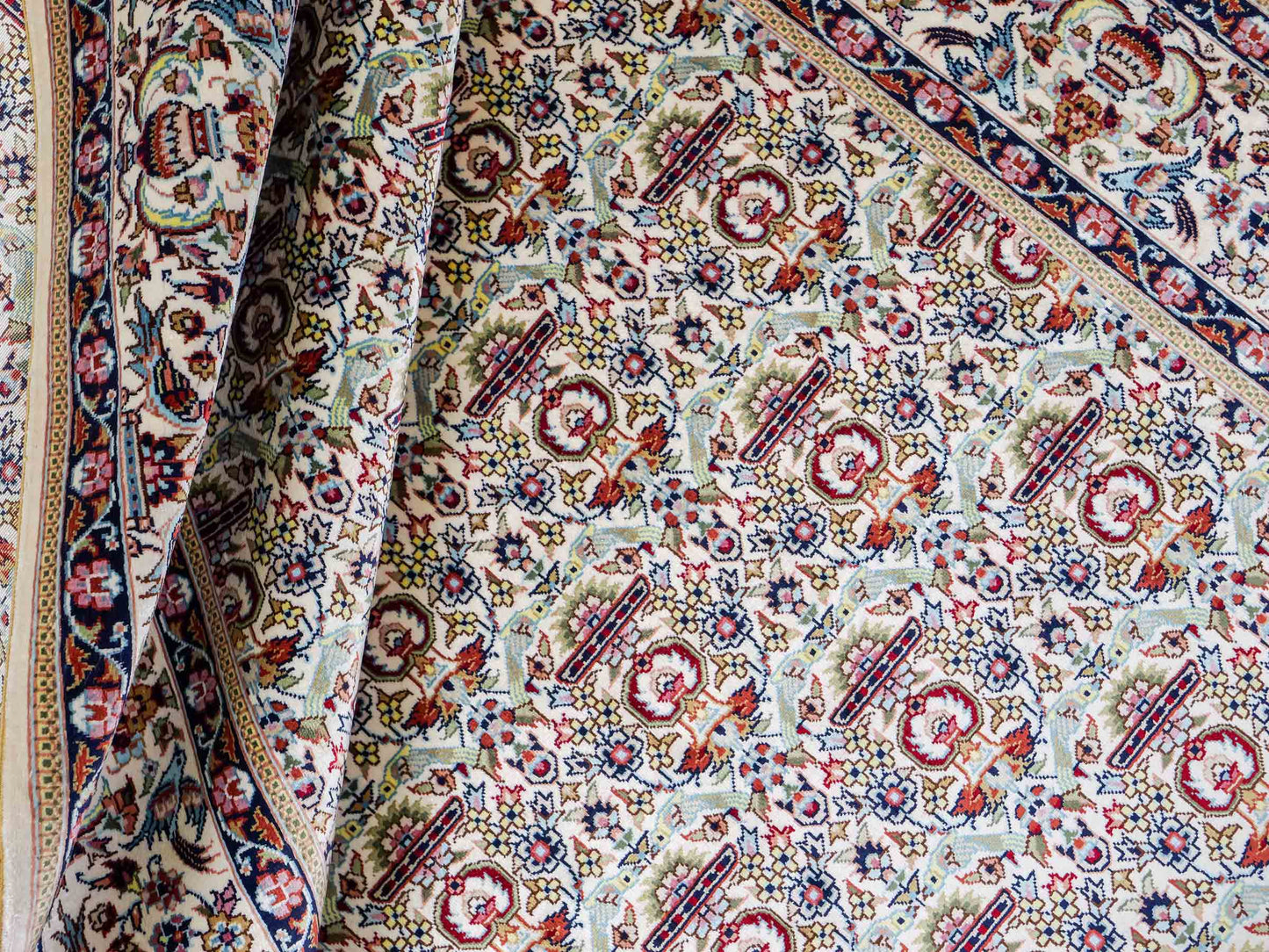 Sehr feiner, handgeknüpfter Khademi Orientteppich mit Hereke Design aus reiner Seide, weiß, creme. 154x92 cm. Vertrieb durch Jupiter Intl.