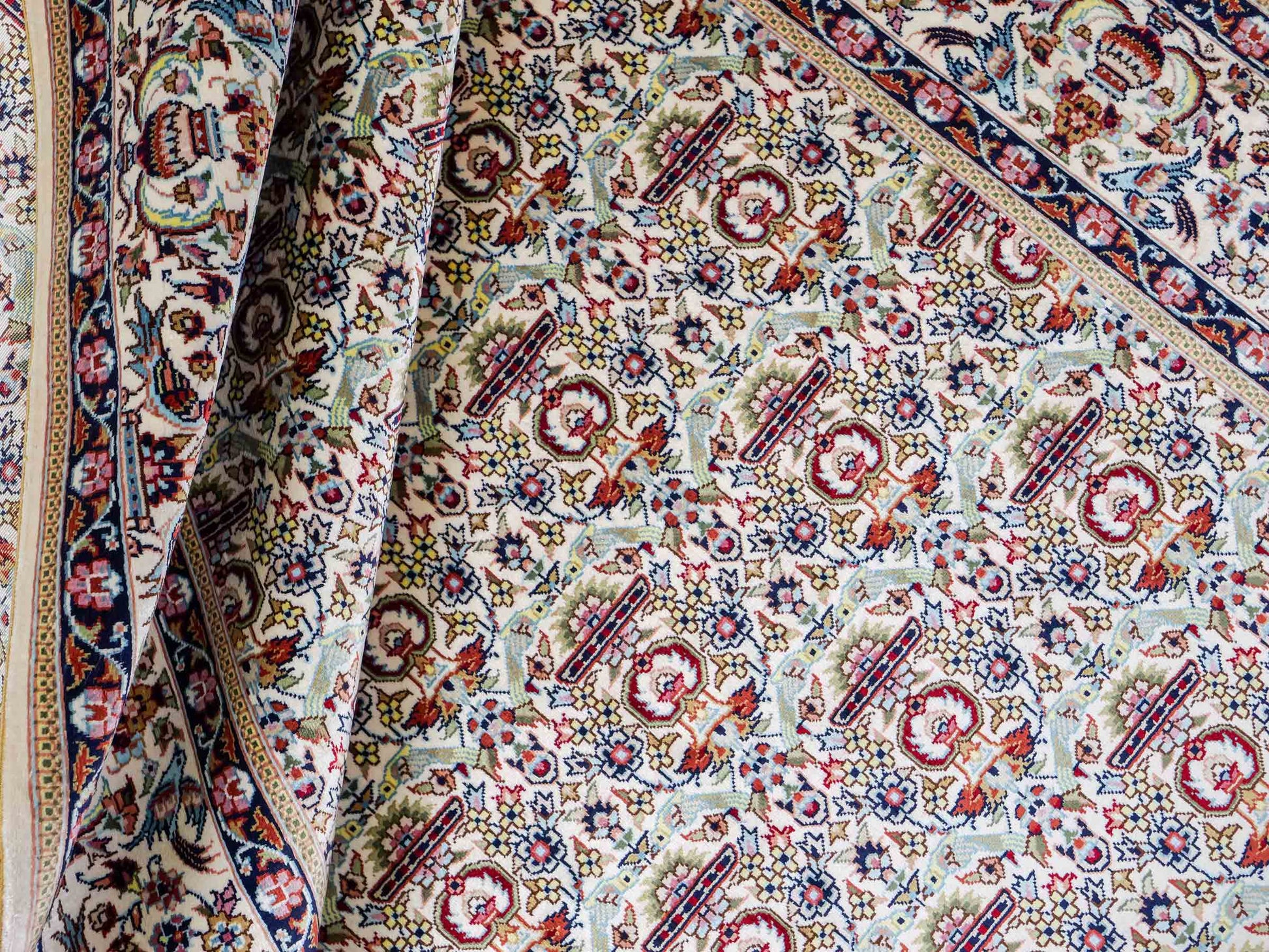Sehr feiner, handgeknüpfter Khademi Orientteppich mit Hereke Design aus reiner Seide, weiß, creme. 154x92 cm. Vertrieb durch Jupiter Intl.