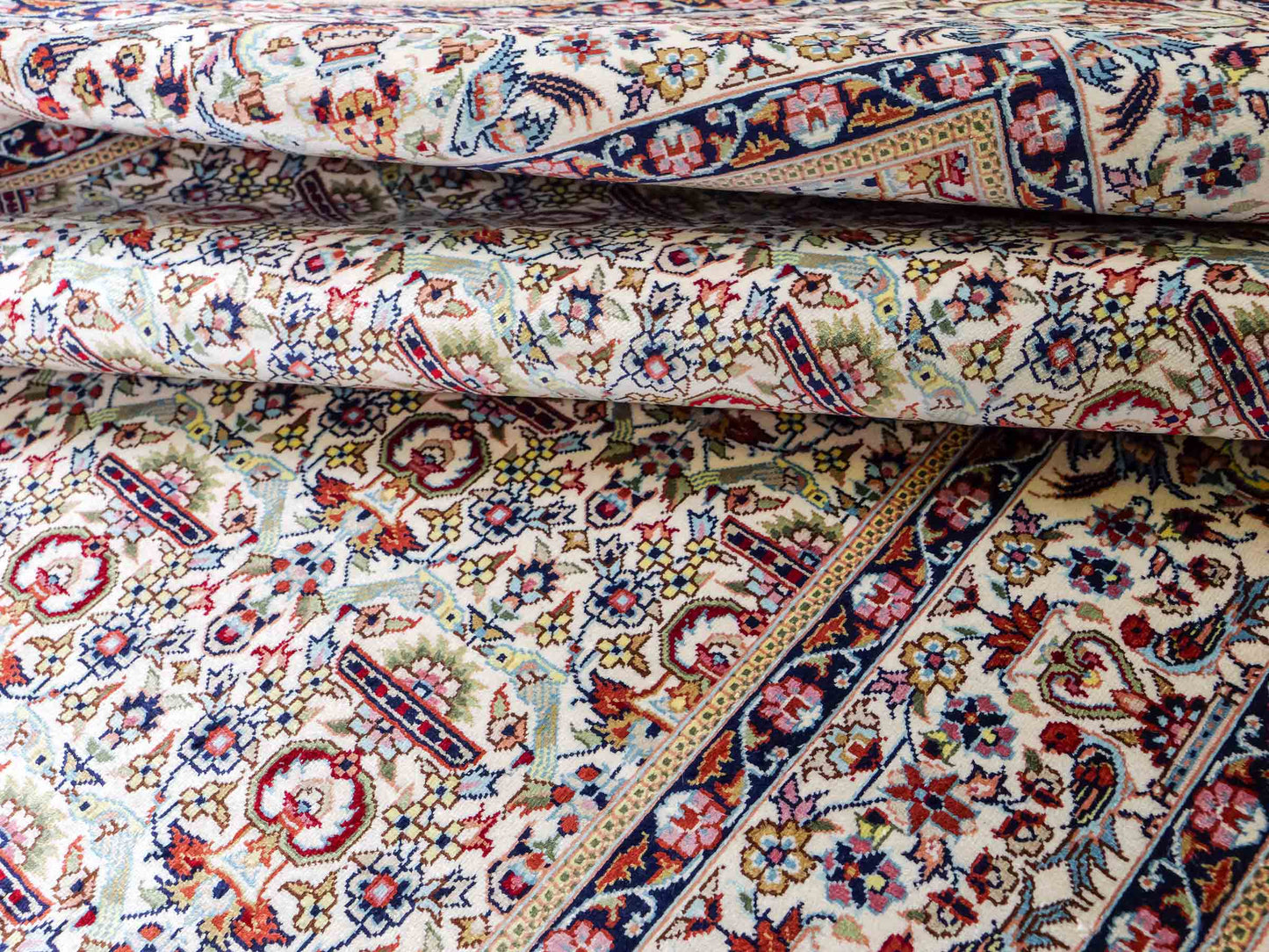 Sehr feiner, handgeknüpfter Khademi Orientteppich mit Hereke Design aus reiner Seide, weiß, creme. 154x92 cm. Vertrieb durch Jupiter Intl.