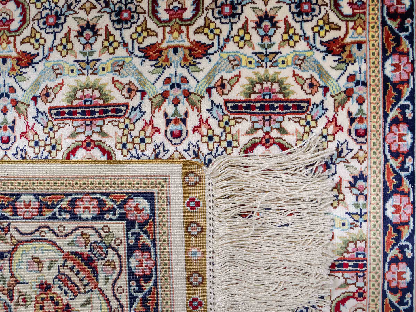 Sehr feiner, handgeknüpfter Khademi Orientteppich mit Hereke Design aus reiner Seide, weiß, creme. 154x92 cm. Vertrieb durch Jupiter Intl.