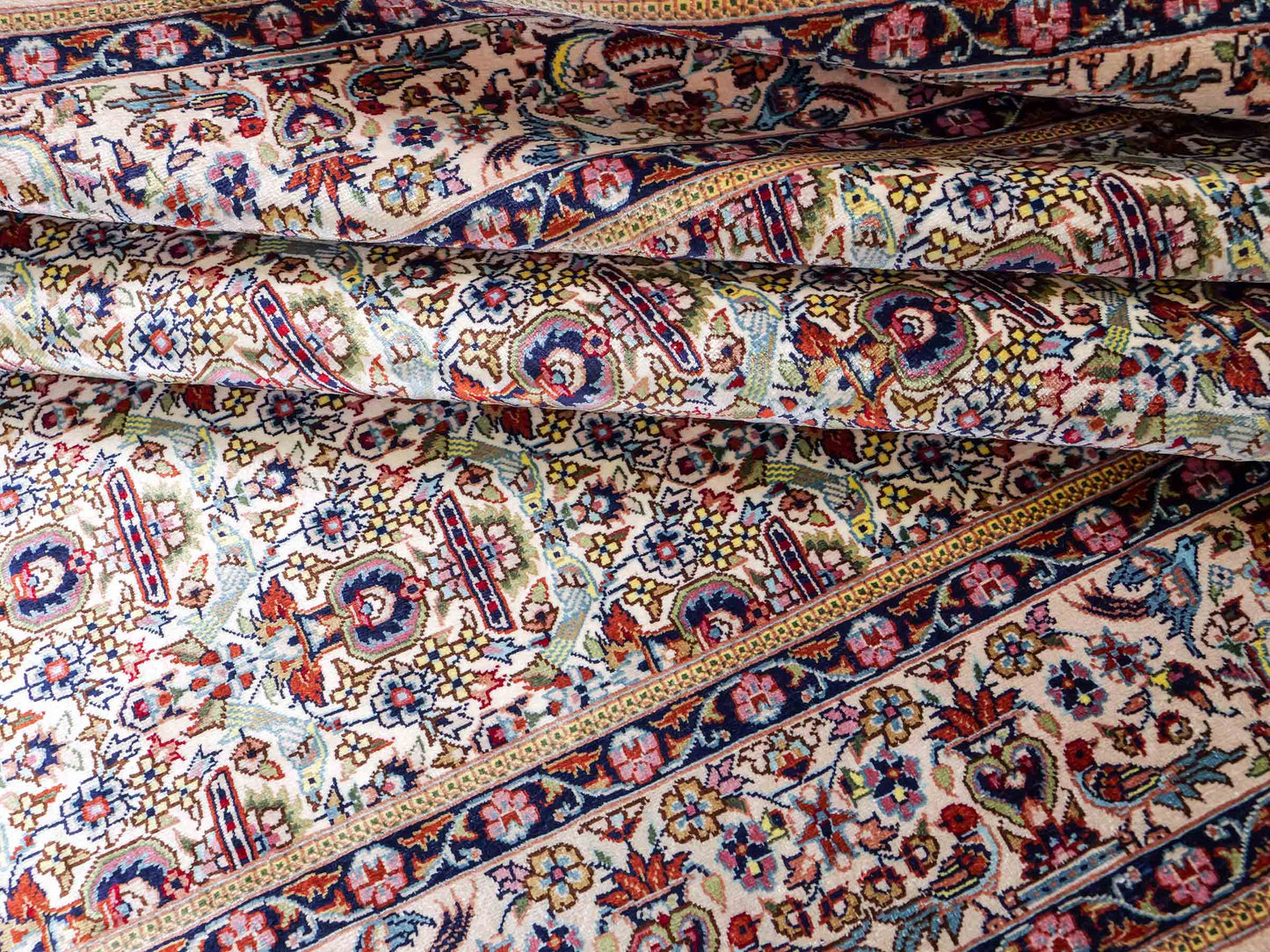 Sehr feiner, handgeknüpfter Khademi Orientteppich mit Hereke Design aus reiner Seide, weiß, creme. 154x92 cm. Vertrieb durch Jupiter Intl.