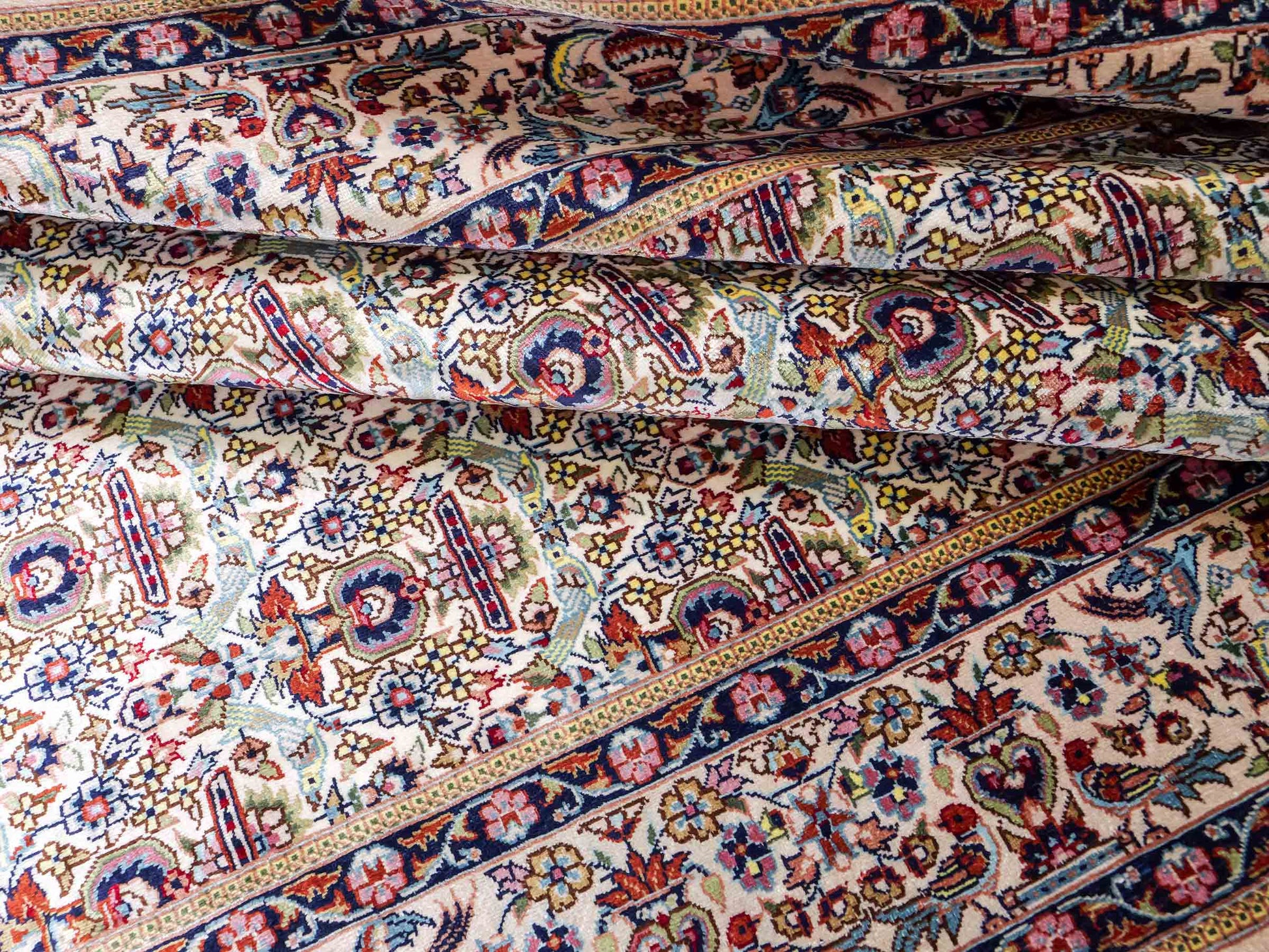 Sehr feiner, handgeknüpfter Khademi Orientteppich mit Hereke Design aus reiner Seide, weiß, creme. 154x92 cm. Vertrieb durch Jupiter Intl.