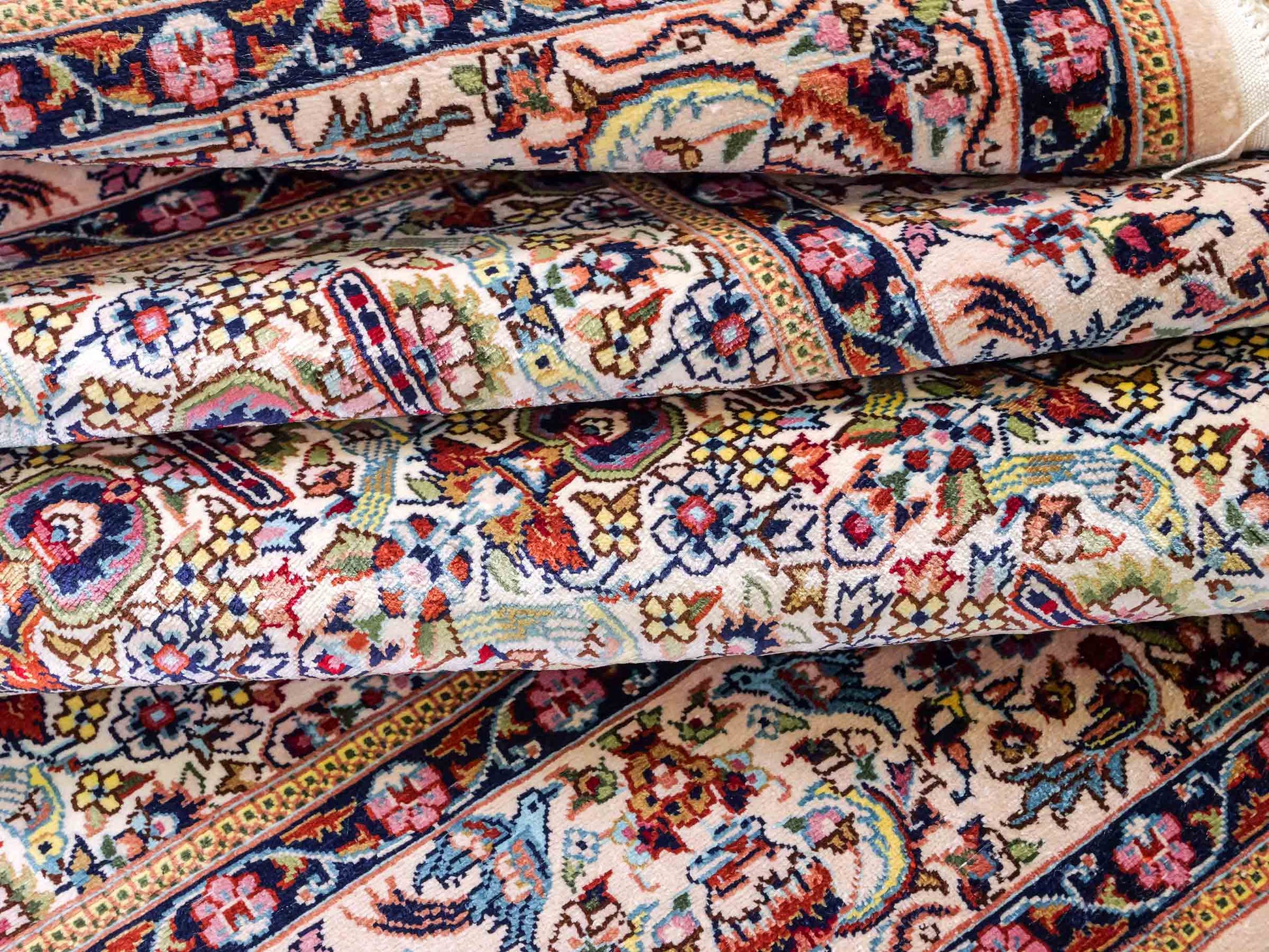 Sehr feiner, handgeknüpfter Khademi Orientteppich mit Hereke Design aus reiner Seide, weiß, creme. 154x92 cm. Vertrieb durch Jupiter Intl.