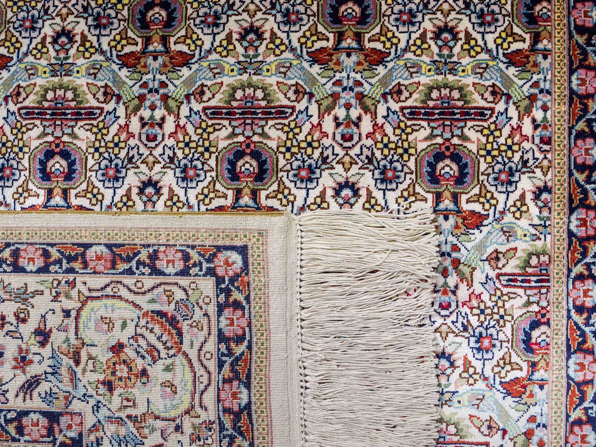 Sehr feiner, handgeknüpfter Khademi Orientteppich mit Hereke Design aus reiner Seide, weiß, creme. 154x92 cm. Vertrieb durch Jupiter Intl.