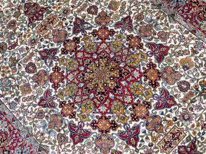 Sehr feiner, handgeknüpfter Hereke Orientteppich von Khademi aus Seide, creme. 154x93 cm. Verkauf durch Jupiter Intl.