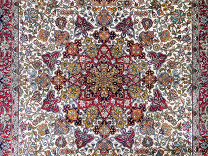 Sehr feiner, handgeknüpfter Hereke Orientteppich von Khademi aus Seide, creme. 154x93 cm. Verkauf durch Jupiter Intl.