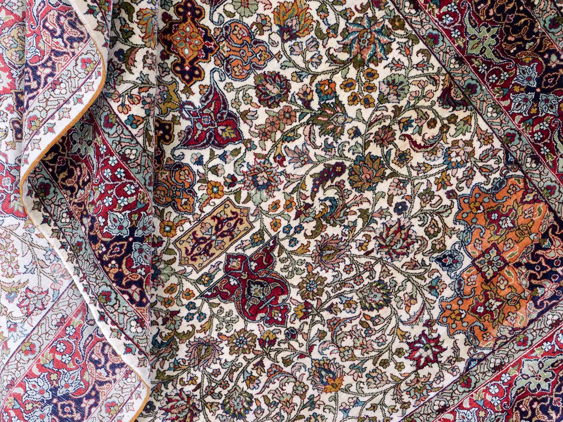 Sehr feiner, handgeknüpfter Hereke Orientteppich von Khademi aus Seide, creme. 154x93 cm. Verkauf durch Jupiter Intl.