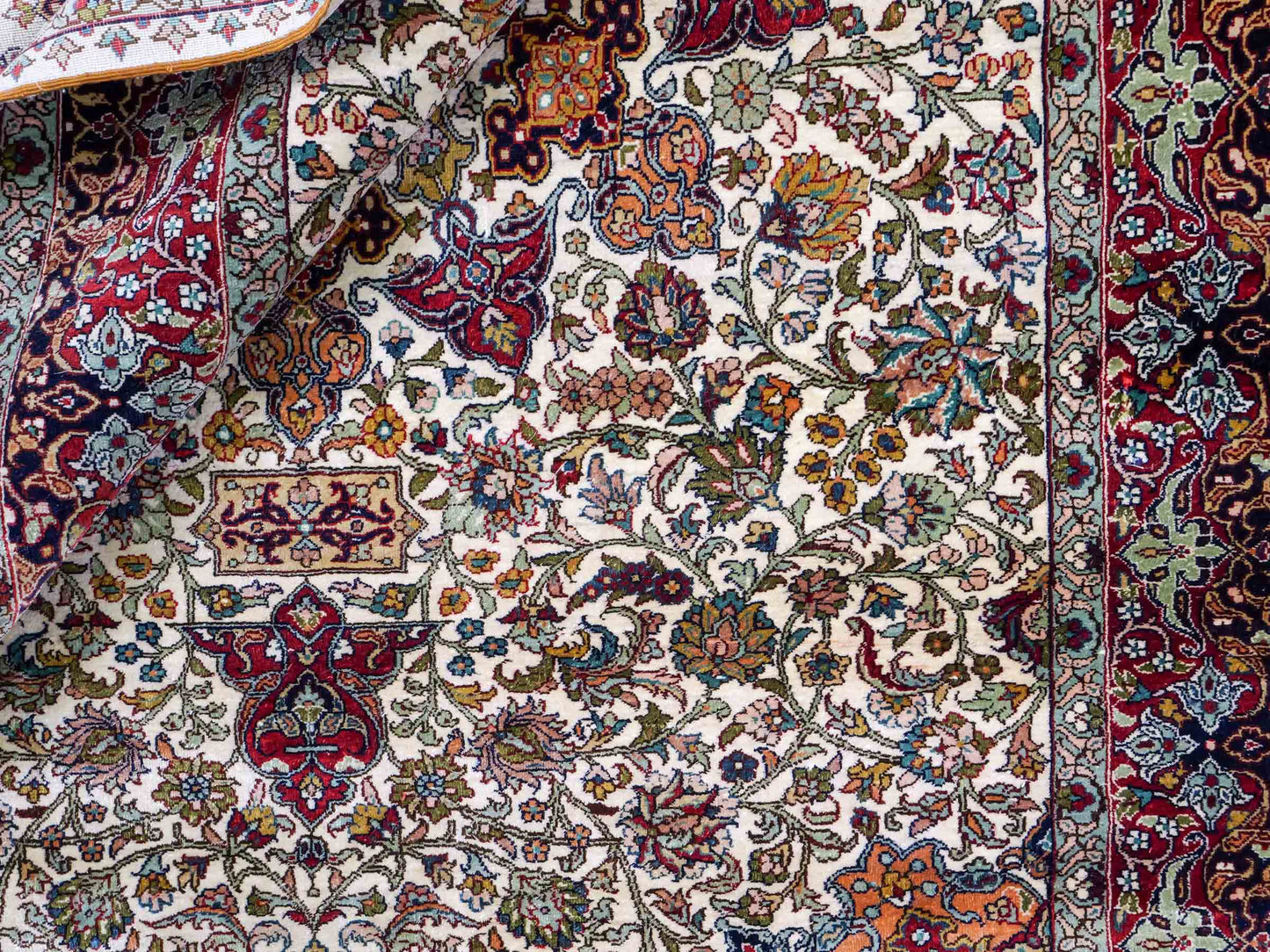 Sehr feiner, handgeknüpfter Hereke Orientteppich von Khademi aus Seide, creme. 154x93 cm. Verkauf durch Jupiter Intl.