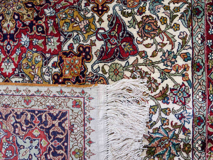 Sehr feiner, handgeknüpfter Hereke Orientteppich von Khademi aus Seide, creme. 154x93 cm. Verkauf durch Jupiter Intl.