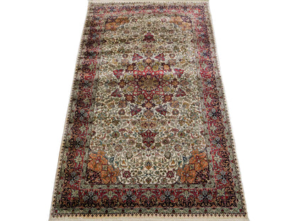 Sehr feiner, handgeknüpfter Hereke Orientteppich von Khademi aus Seide, creme. 154x93 cm. Verkauf durch Jupiter Intl.