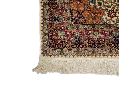 Sehr feiner, handgeknüpfter Hereke Orientteppich von Khademi aus Seide, creme. 154x93 cm. Verkauf durch Jupiter Intl.