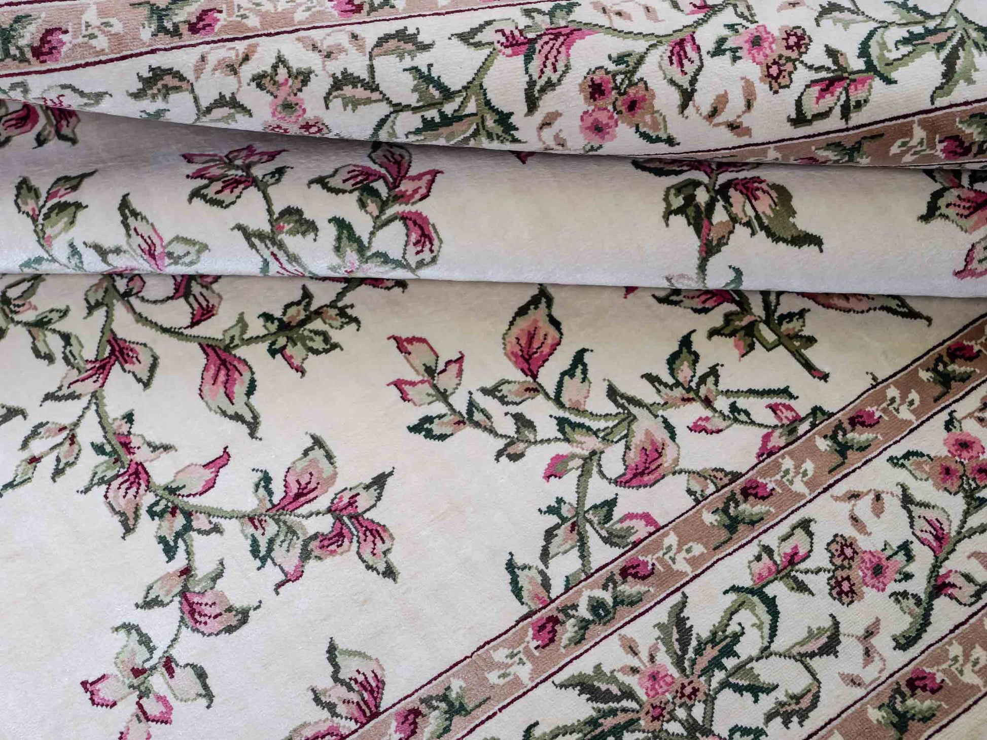 Sehr feiner, handgeknüpfter Khademi Hereke Orientteppich aus Seide, creme, weiß. 154x94 cm. Vertrieb durch Jupiter Intl.