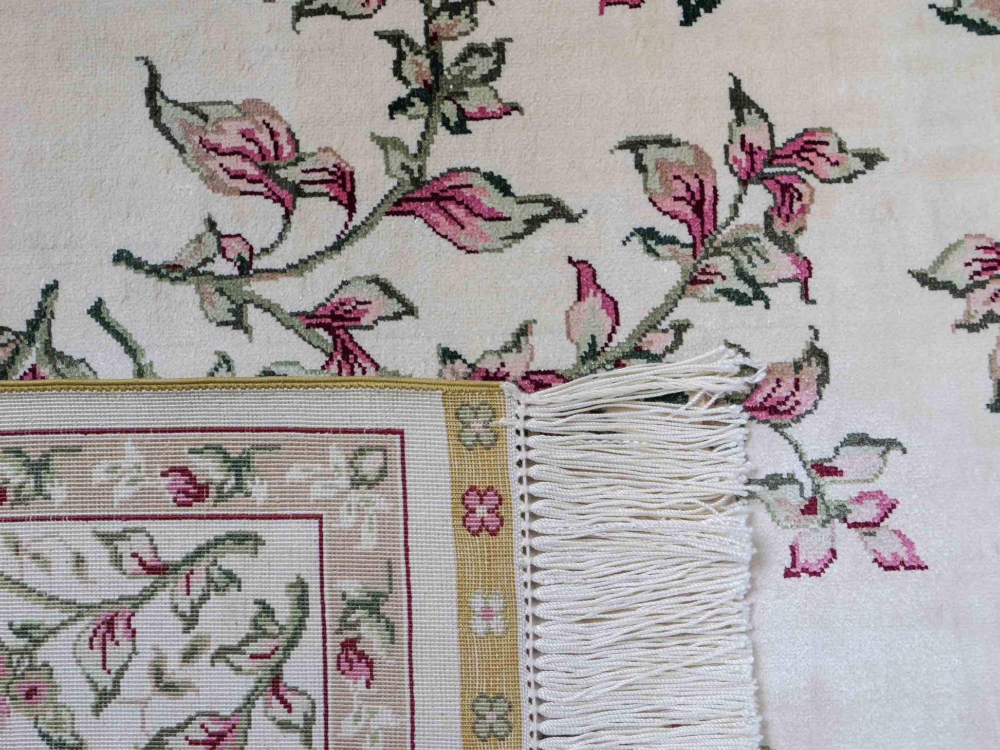 Sehr feiner, handgeknüpfter Khademi Hereke Orientteppich aus Seide, creme, weiß. 154x94 cm. Vertrieb durch Jupiter Intl.