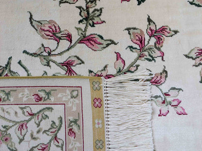 Sehr feiner, handgeknüpfter Khademi Hereke Orientteppich aus Seide, creme, weiß. 154x94 cm. Vertrieb durch Jupiter Intl.