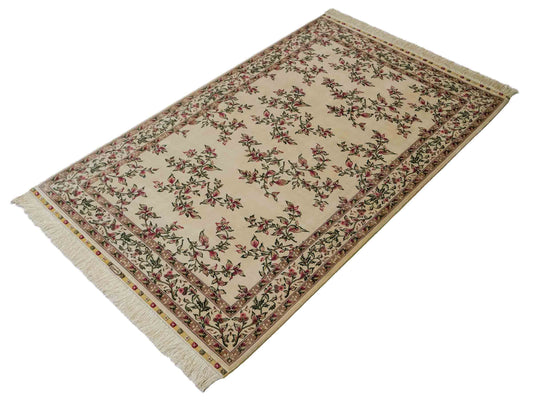 Sehr feiner, handgeknüpfter Khademi Hereke Orientteppich aus Seide, creme, weiß. 154x94 cm. Vertrieb durch Jupiter Intl.