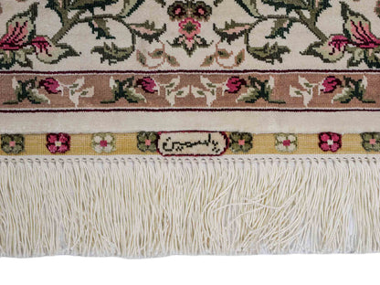 Sehr feiner, handgeknüpfter Khademi Hereke Orientteppich aus Seide, creme, weiß. 154x94 cm. Vertrieb durch Jupiter Intl.