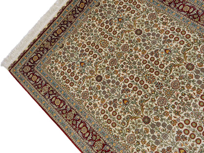 Sehr feiner, handgeknüpfter Khademi Orientteppich mit Hereke Design aus Seide, creme, rot. 154x94 cm. Vertrieb durch Jupiter Intl.