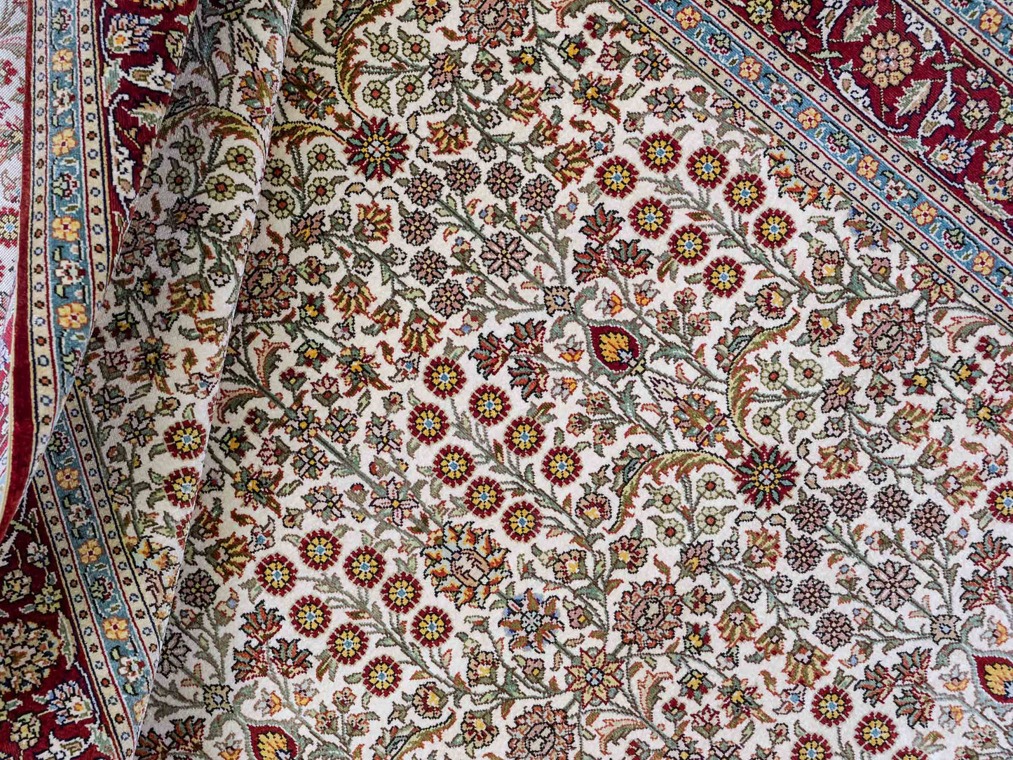 Sehr feiner, handgeknüpfter Khademi Orientteppich mit Hereke Design aus Seide, creme, rot. 154x94 cm. Vertrieb durch Jupiter Intl.