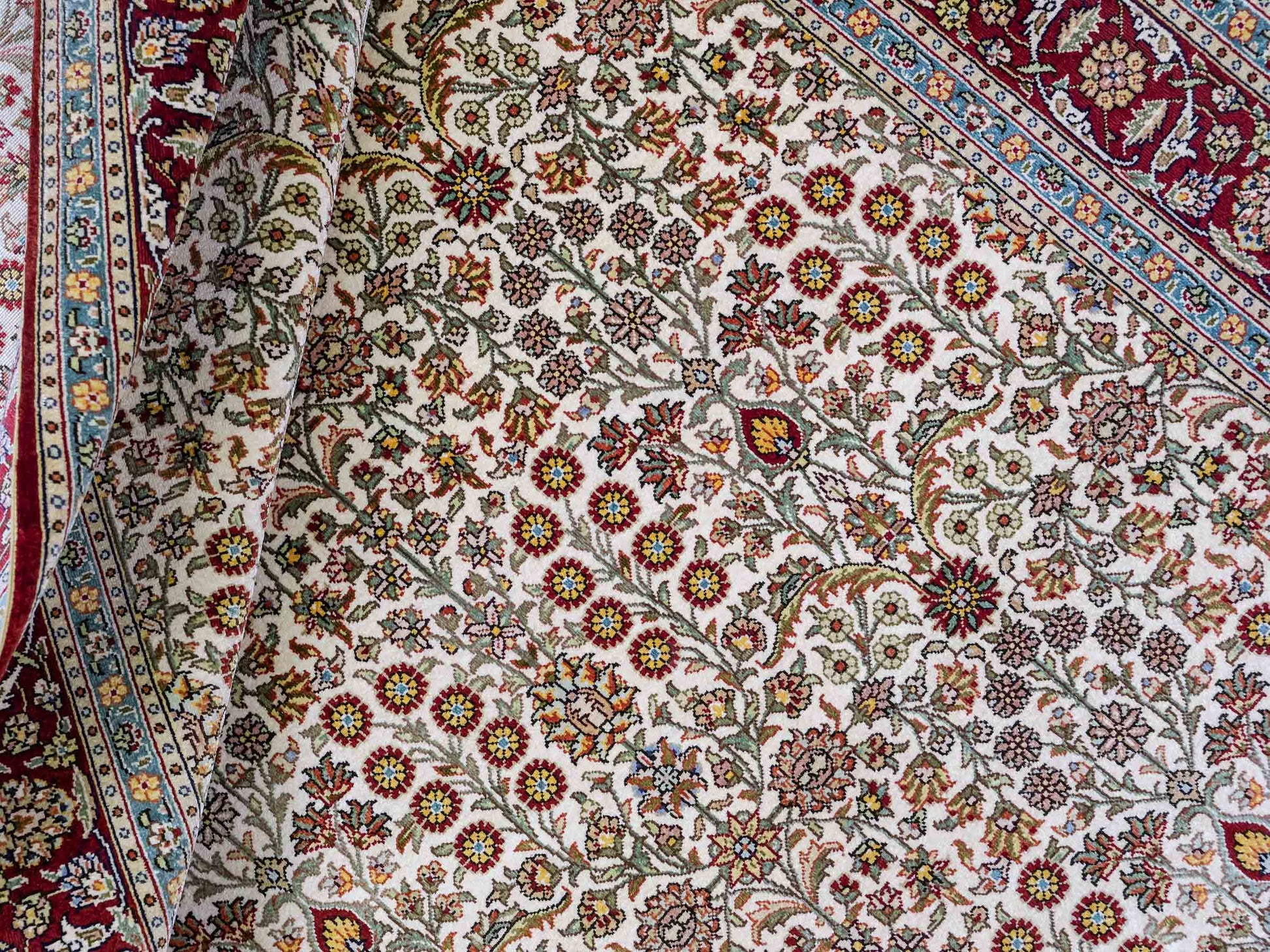 Sehr feiner, handgeknüpfter Khademi Orientteppich mit Hereke Design aus Seide, creme, rot. 154x94 cm. Vertrieb durch Jupiter Intl.