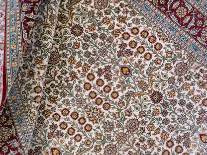 Sehr feiner, handgeknüpfter Khademi Orientteppich mit Hereke Design aus Seide, creme, rot. 154x94 cm. Vertrieb durch Jupiter Intl.