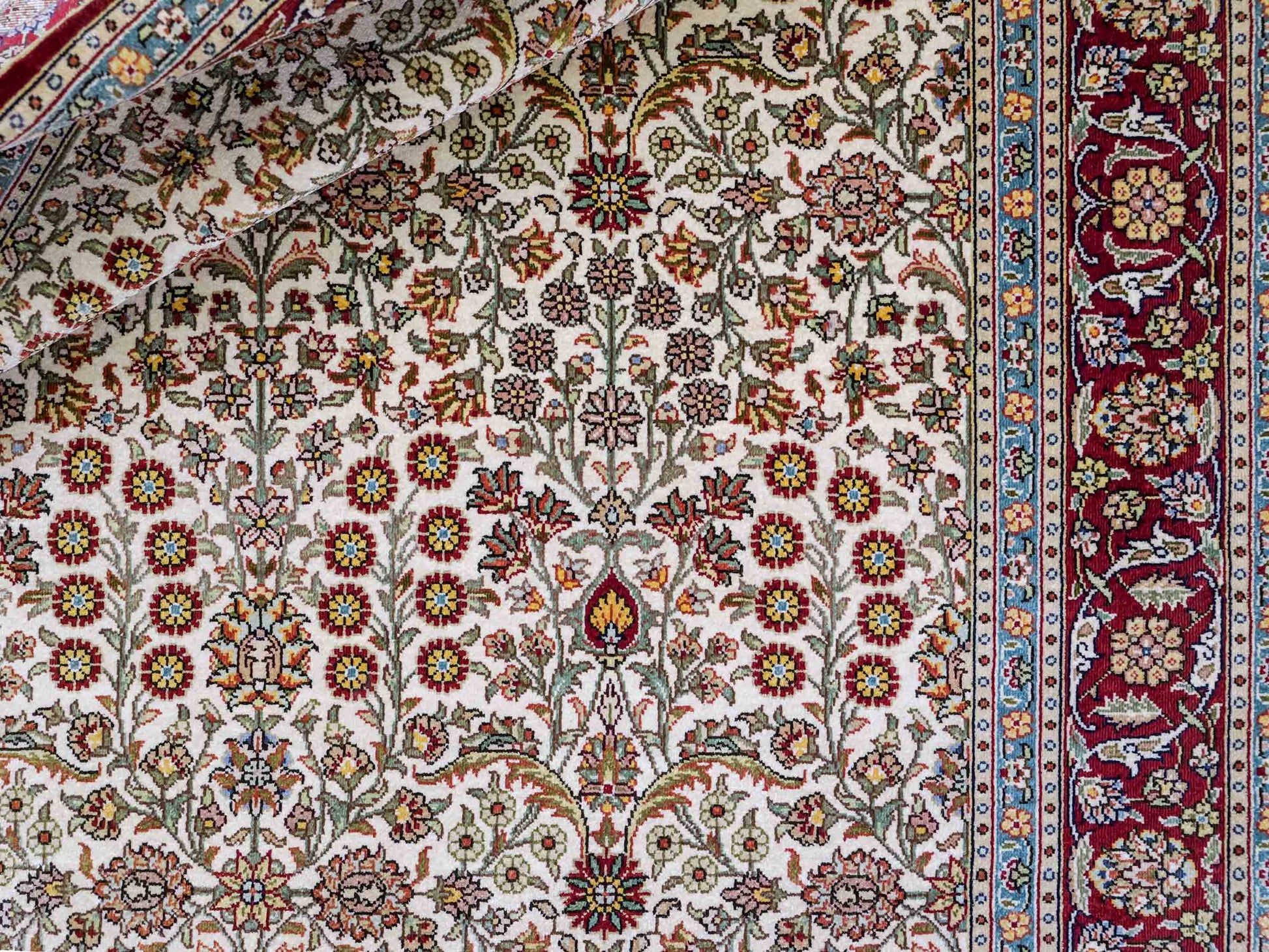 Sehr feiner, handgeknüpfter Khademi Orientteppich mit Hereke Design aus Seide, creme, rot. 154x94 cm. Vertrieb durch Jupiter Intl.