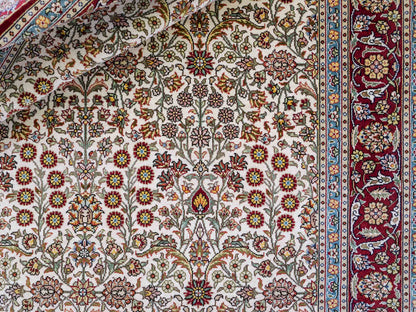 Sehr feiner, handgeknüpfter Khademi Orientteppich mit Hereke Design aus Seide, creme, rot. 154x94 cm. Vertrieb durch Jupiter Intl.