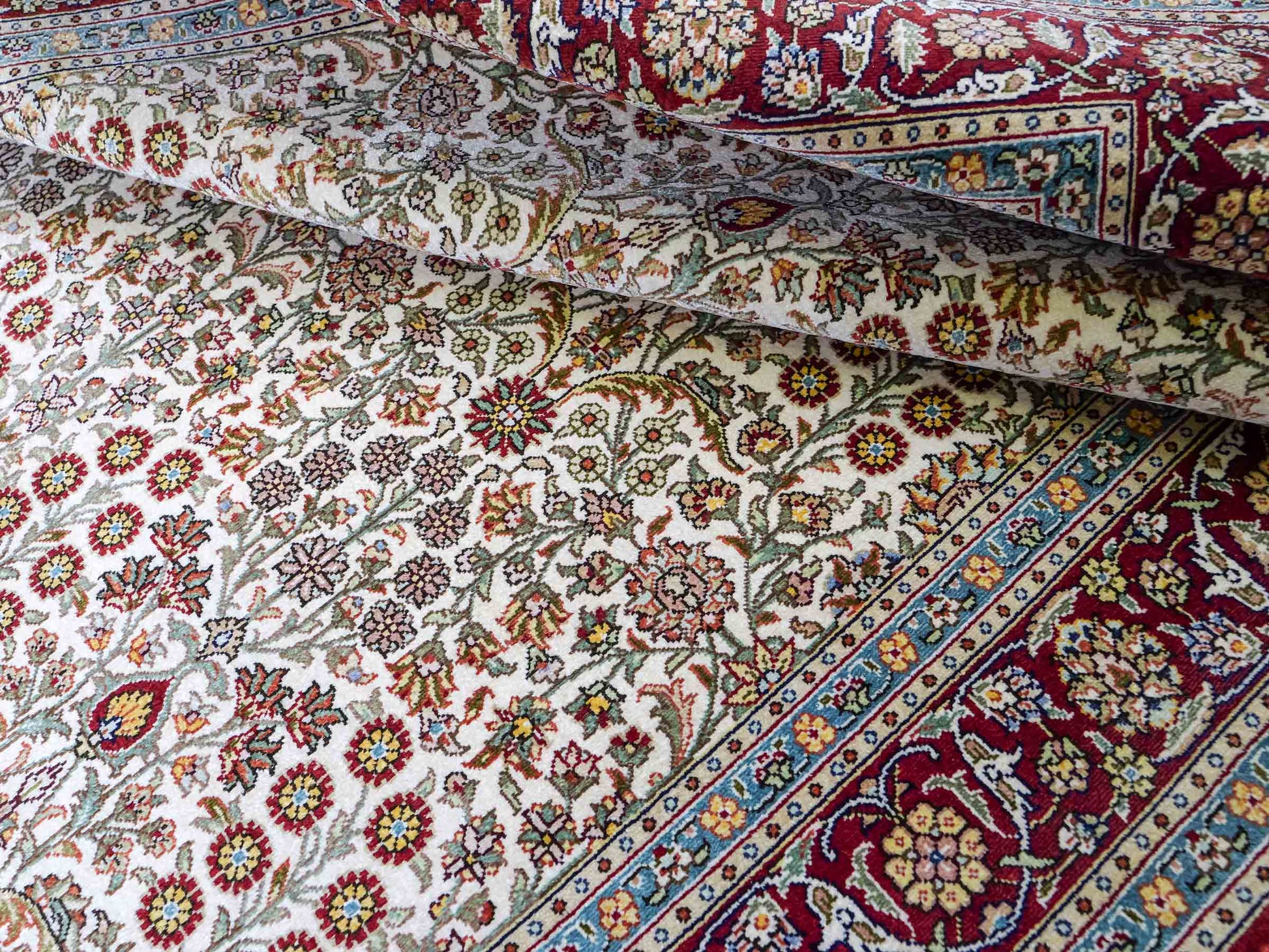 Sehr feiner, handgeknüpfter Khademi Orientteppich mit Hereke Design aus Seide, creme, rot. 154x94 cm. Vertrieb durch Jupiter Intl.