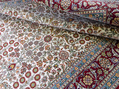 Sehr feiner, handgeknüpfter Khademi Orientteppich mit Hereke Design aus Seide, creme, rot. 154x94 cm. Vertrieb durch Jupiter Intl.
