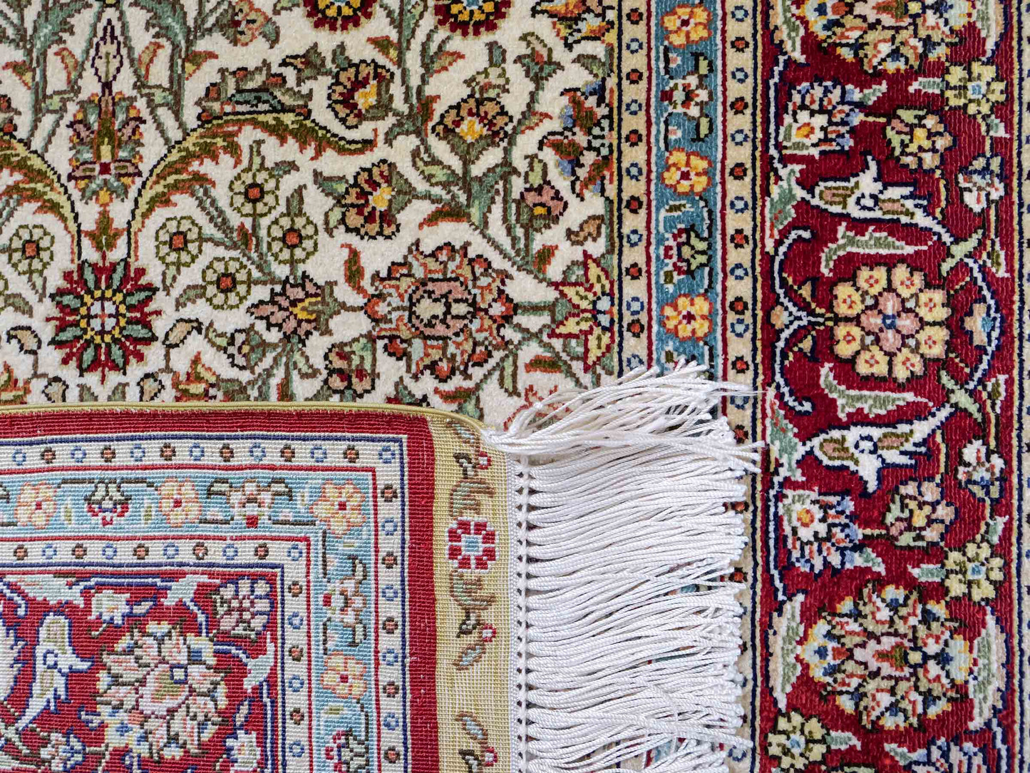 Sehr feiner, handgeknüpfter Khademi Orientteppich mit Hereke Design aus Seide, creme, rot. 154x94 cm. Vertrieb durch Jupiter Intl.