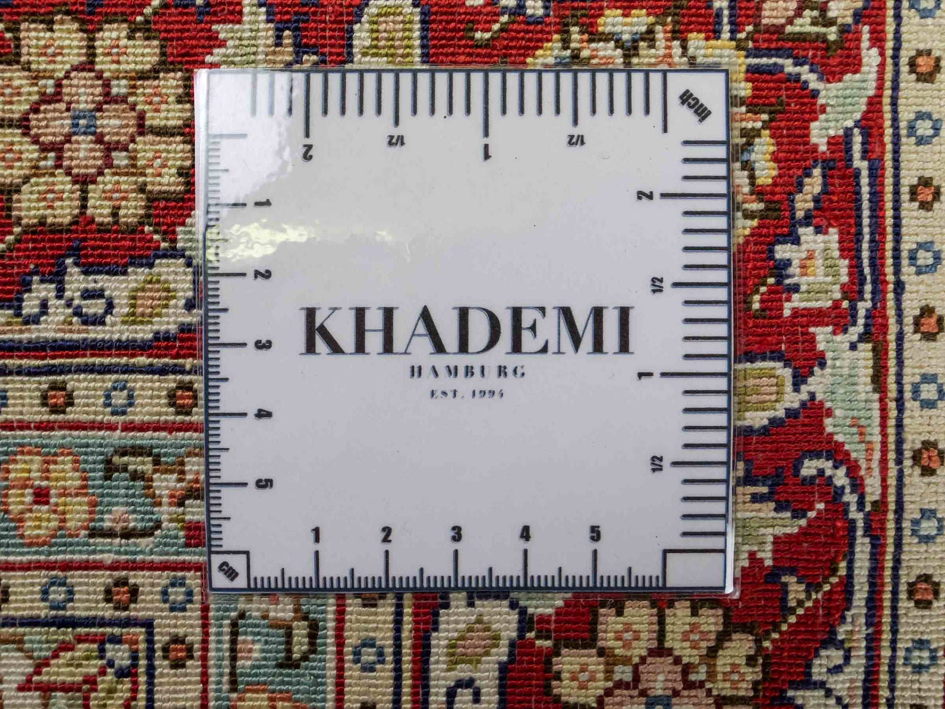 Sehr feiner, handgeknüpfter Khademi Orientteppich mit Hereke Design aus Seide, creme, rot. 154x94 cm. Vertrieb durch Jupiter Intl.