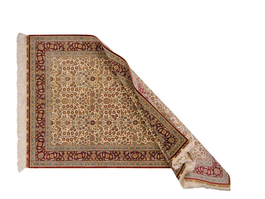Sehr feiner, handgeknüpfter Khademi Orientteppich mit Hereke Design aus Seide, creme, rot. 154x94 cm. Vertrieb durch Jupiter Intl.