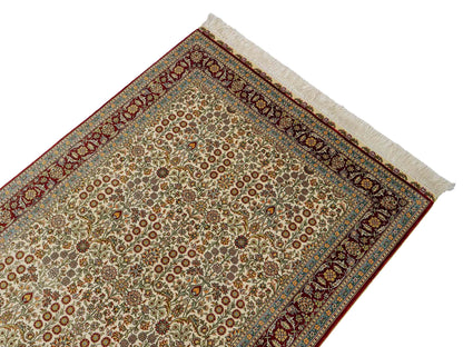Sehr feiner, handgeknüpfter Khademi Orientteppich mit Hereke Design aus Seide, creme, rot. 154x94 cm. Vertrieb durch Jupiter Intl.