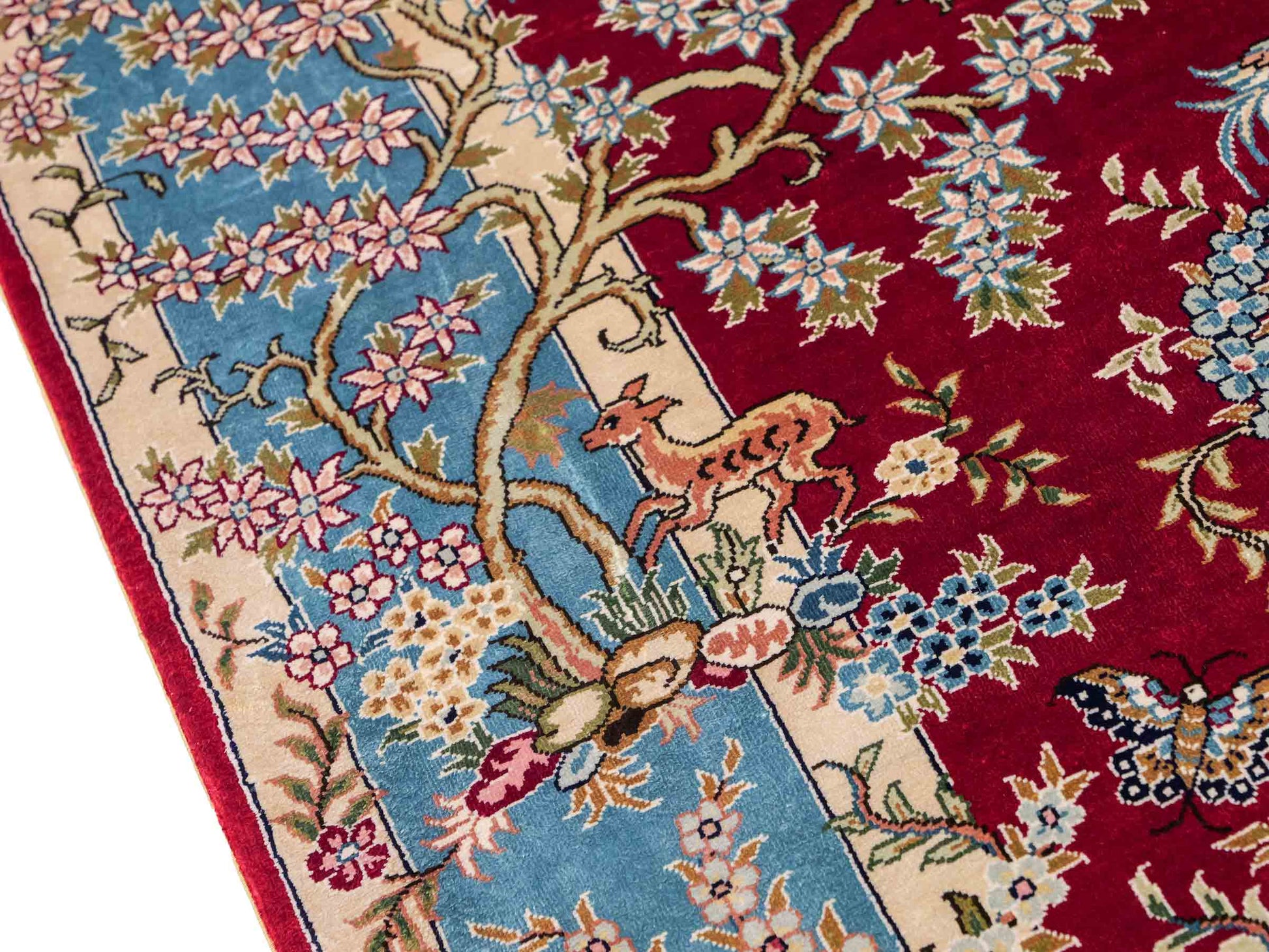 Sehr feiner, handgeknüpfter Khademi Orientteppich mit Hereke Design aus reiner Seide, rot, blau, creme. 154x94 cm. Vertrieb durch Jupiter Intl.