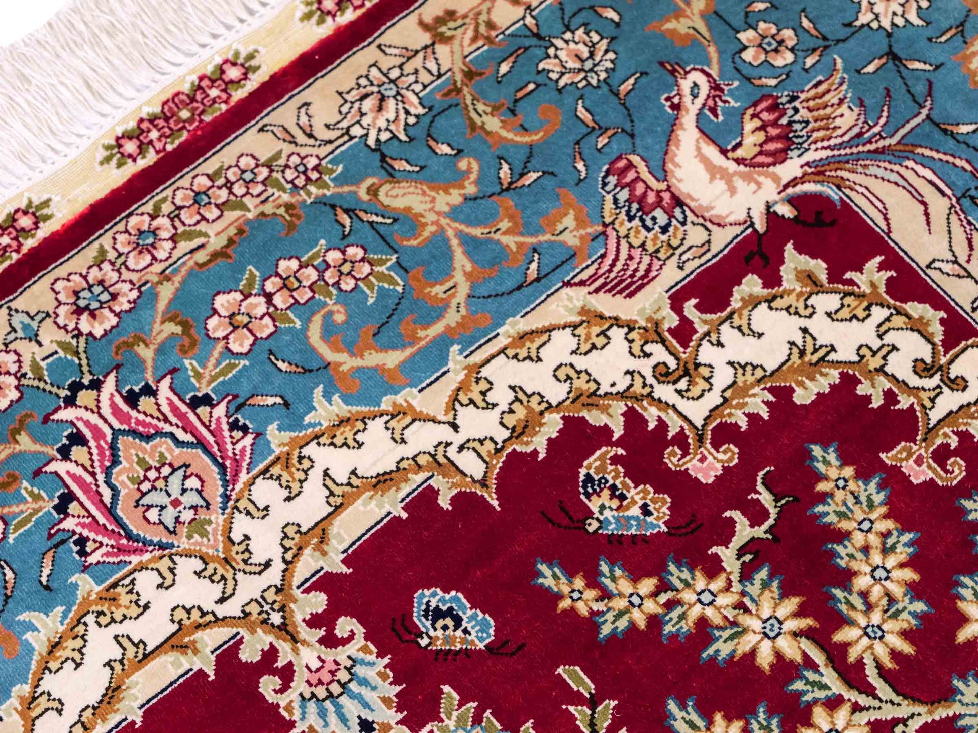 Sehr feiner, handgeknüpfter Khademi Orientteppich mit Hereke Design aus reiner Seide, rot, blau, creme. 154x94 cm. Vertrieb durch Jupiter Intl.