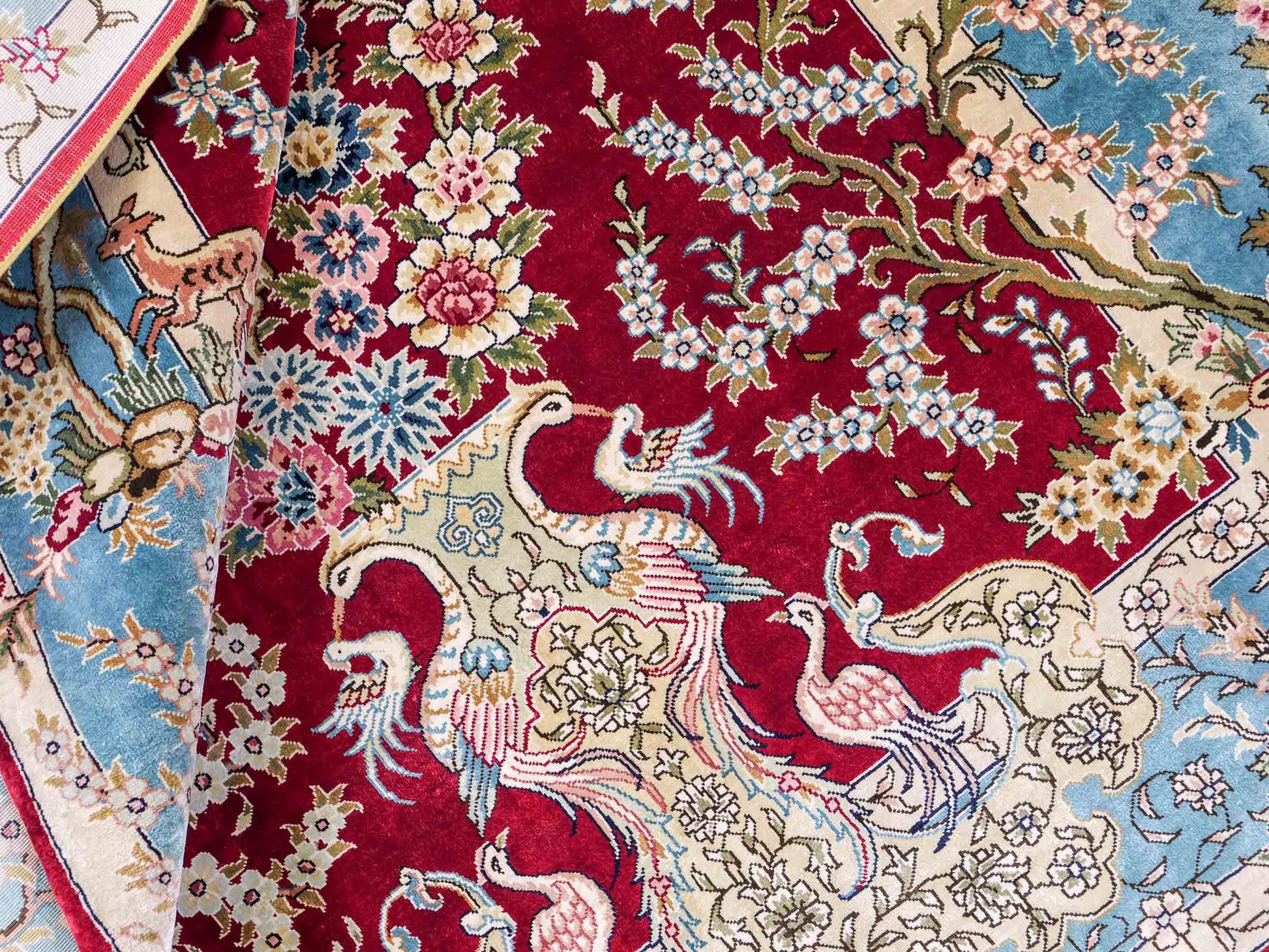 Sehr feiner, handgeknüpfter Khademi Orientteppich mit Hereke Design aus reiner Seide, rot, blau, creme. 154x94 cm. Vertrieb durch Jupiter Intl.