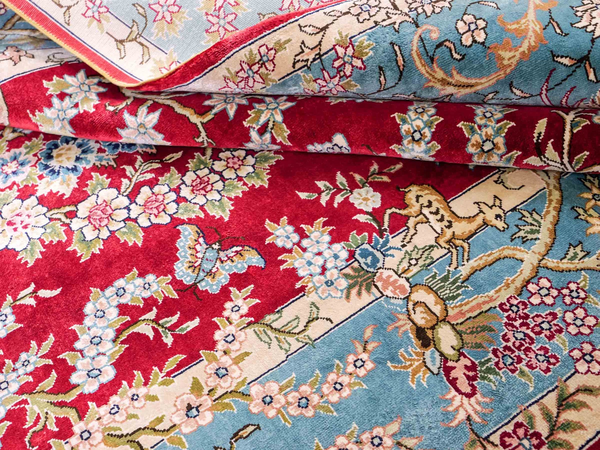 Sehr feiner, handgeknüpfter Khademi Orientteppich mit Hereke Design aus reiner Seide, rot, blau, creme. 154x94 cm. Vertrieb durch Jupiter Intl.