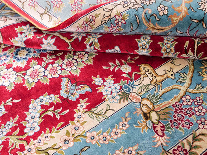 Sehr feiner, handgeknüpfter Khademi Orientteppich mit Hereke Design aus reiner Seide, rot, blau, creme. 154x94 cm. Vertrieb durch Jupiter Intl.