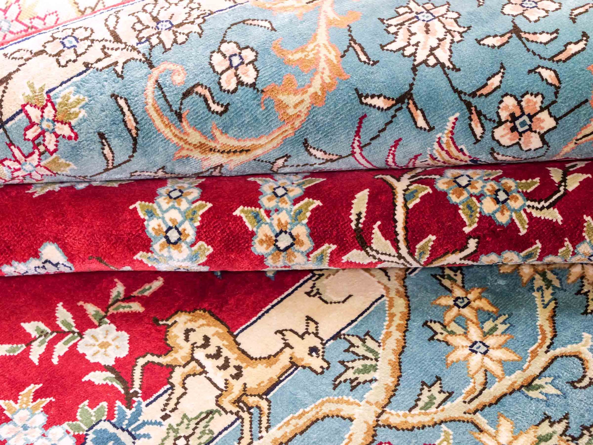 Sehr feiner, handgeknüpfter Khademi Orientteppich mit Hereke Design aus reiner Seide, rot, blau, creme. 154x94 cm. Vertrieb durch Jupiter Intl.