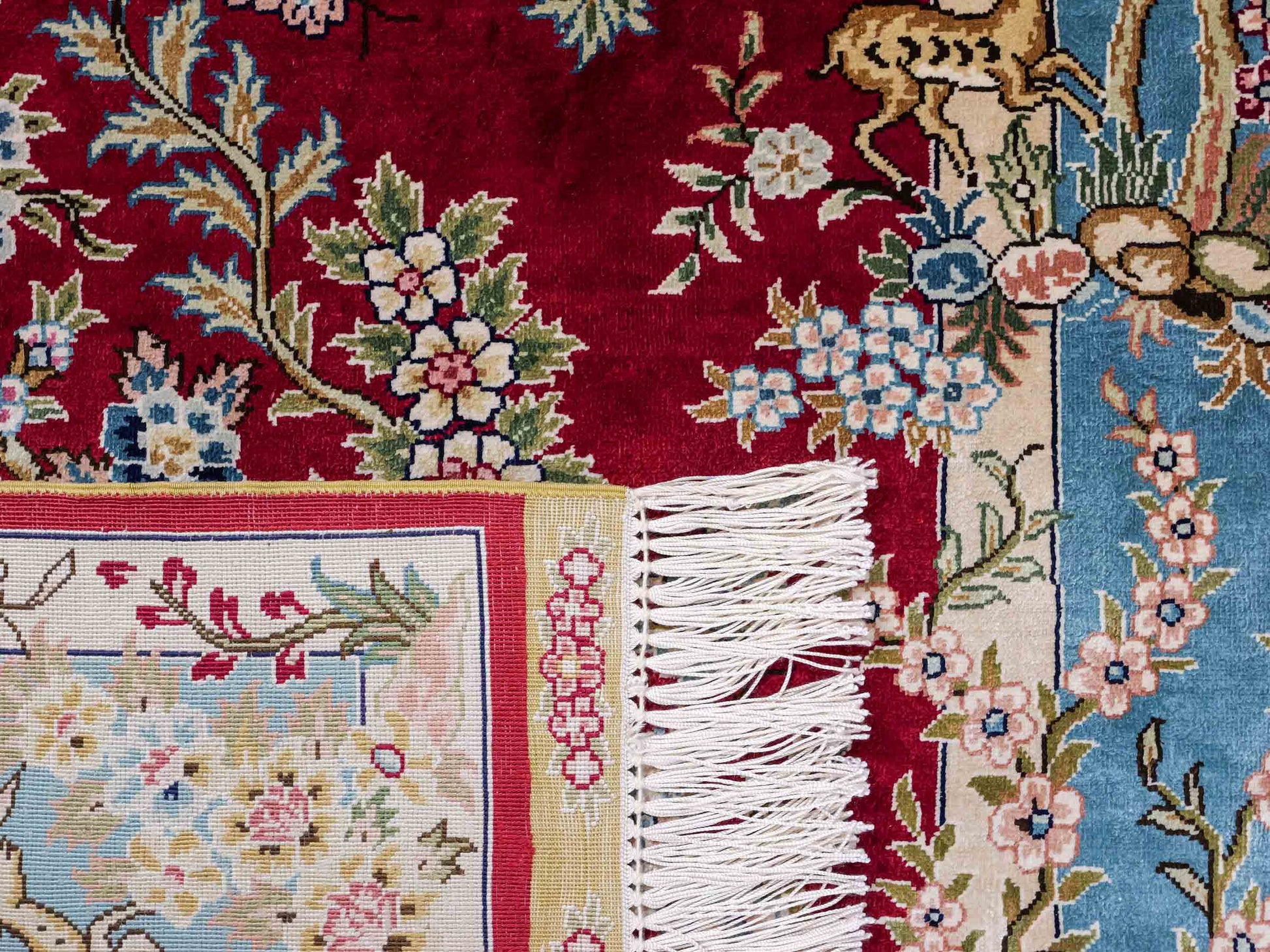 Sehr feiner, handgeknüpfter Khademi Orientteppich mit Hereke Design aus reiner Seide, rot, blau, creme. 154x94 cm. Vertrieb durch Jupiter Intl.