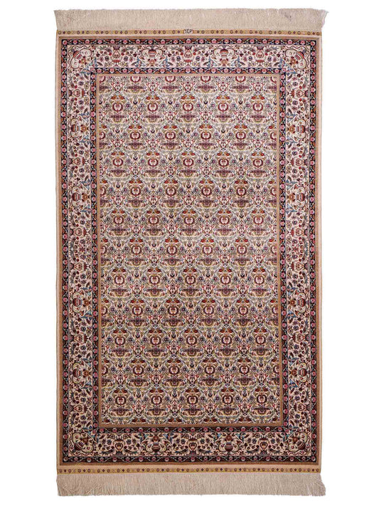 Sehr feiner, handgeknüpfter Khademi Hereke Orientteppich aus Seide, weiß. 155x92 cm. Vertrieb durch Jupiter Intl.