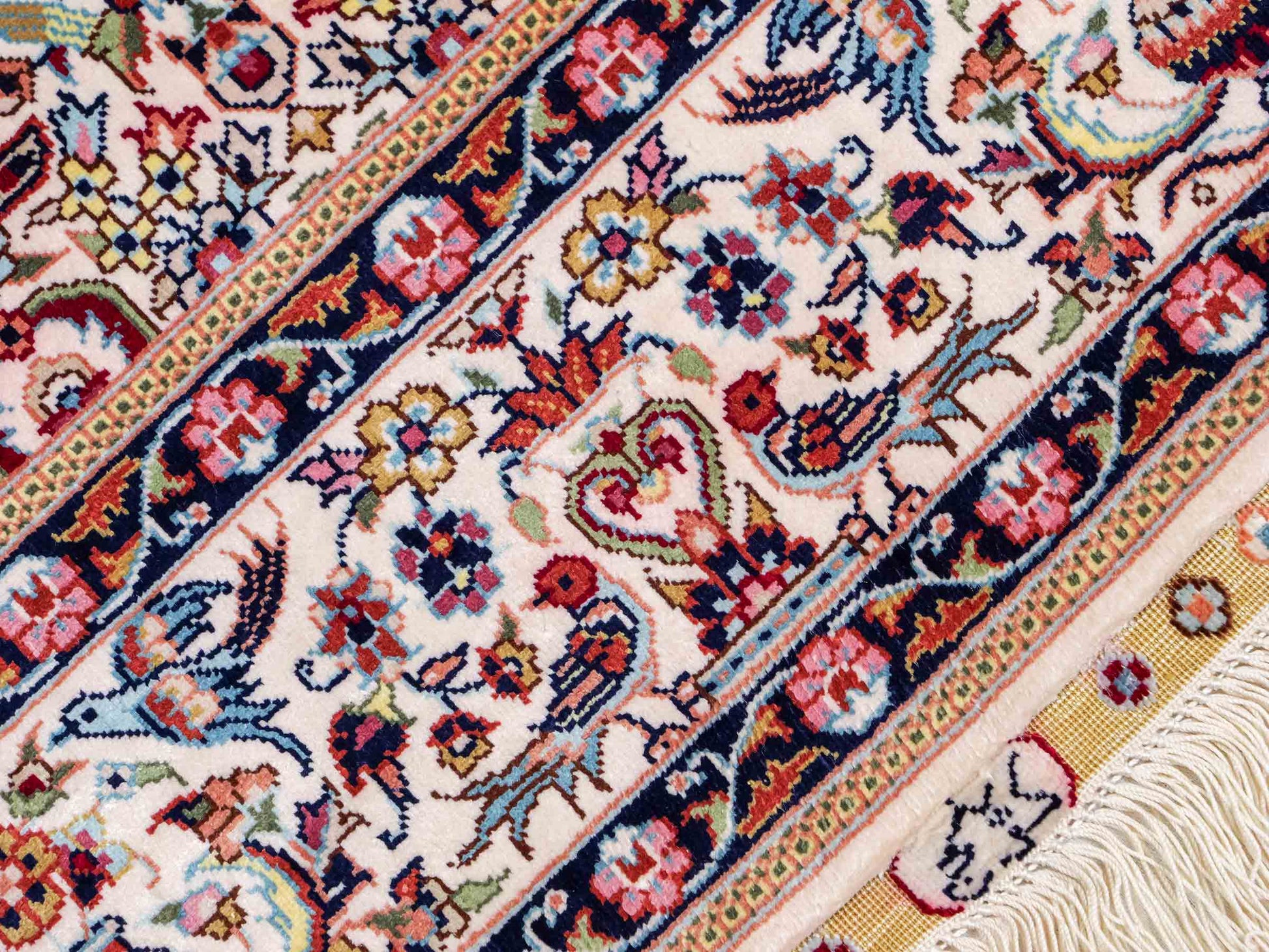 Sehr feiner, handgeknüpfter Khademi Hereke Orientteppich aus Seide, weiß. 155x92 cm. Vertrieb durch Jupiter Intl.