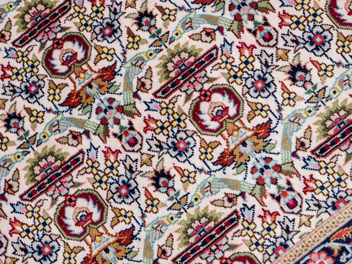 Sehr feiner, handgeknüpfter Khademi Hereke Orientteppich aus Seide, weiß. 155x92 cm. Vertrieb durch Jupiter Intl.