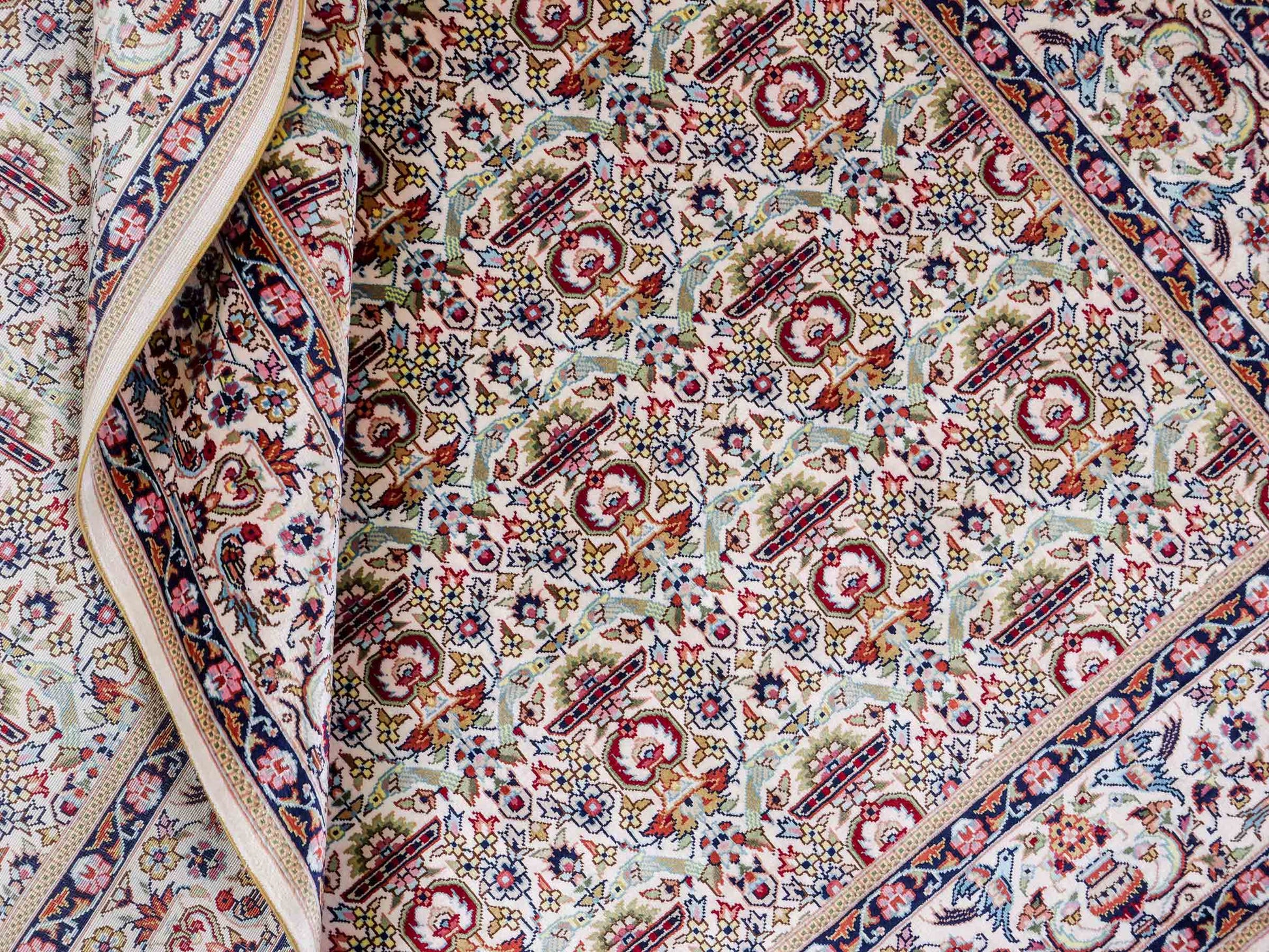Sehr feiner, handgeknüpfter Khademi Hereke Orientteppich aus Seide, weiß. 155x92 cm. Vertrieb durch Jupiter Intl.