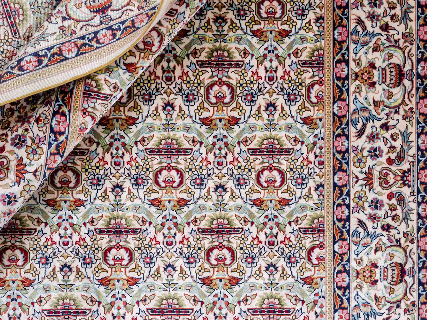 Sehr feiner, handgeknüpfter Khademi Hereke Orientteppich aus Seide, weiß. 155x92 cm. Vertrieb durch Jupiter Intl.