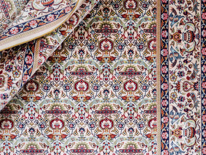 Sehr feiner, handgeknüpfter Khademi Hereke Orientteppich aus Seide, weiß. 155x92 cm. Vertrieb durch Jupiter Intl.
