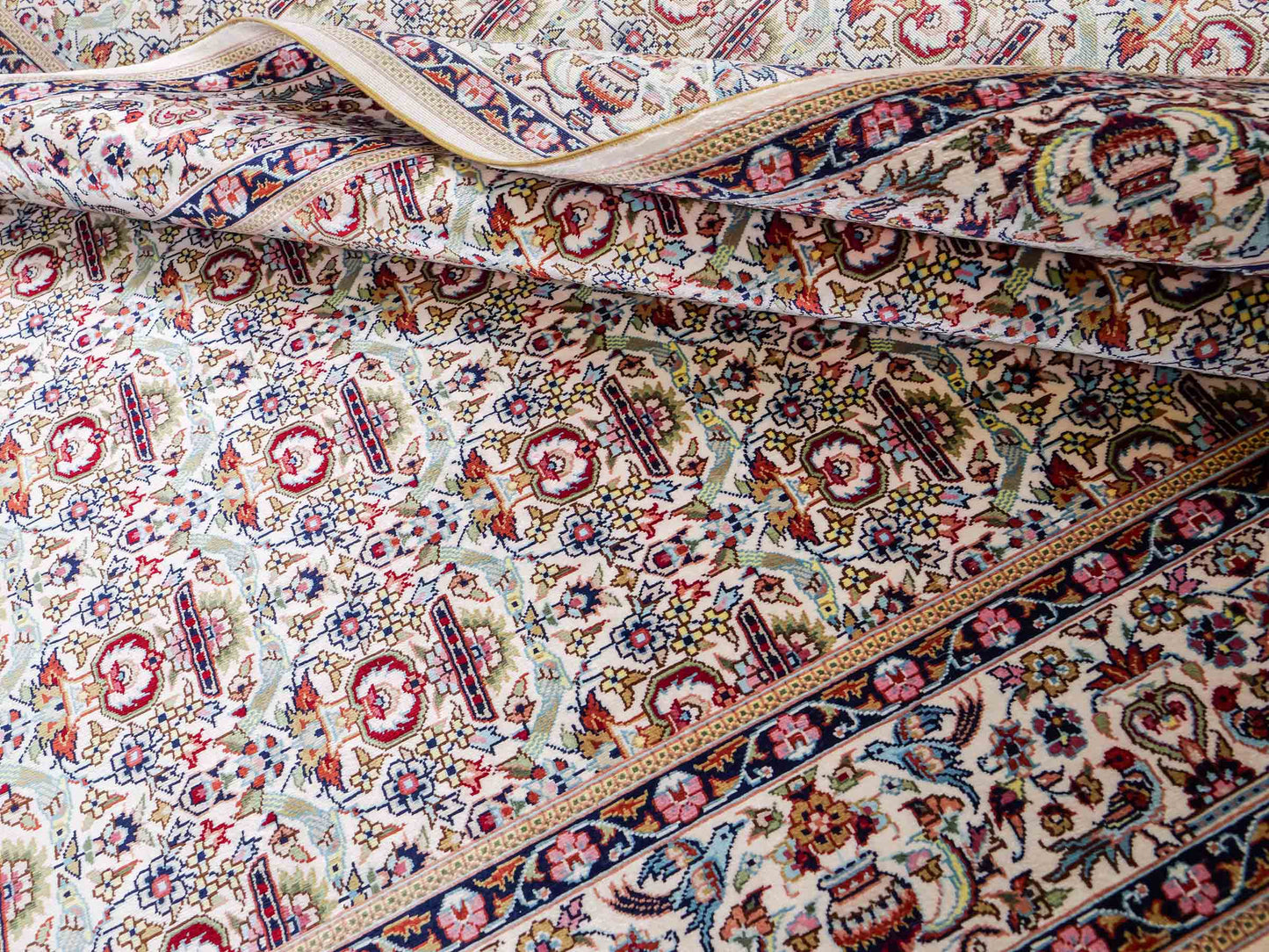 Sehr feiner, handgeknüpfter Khademi Hereke Orientteppich aus Seide, weiß. 155x92 cm. Vertrieb durch Jupiter Intl.