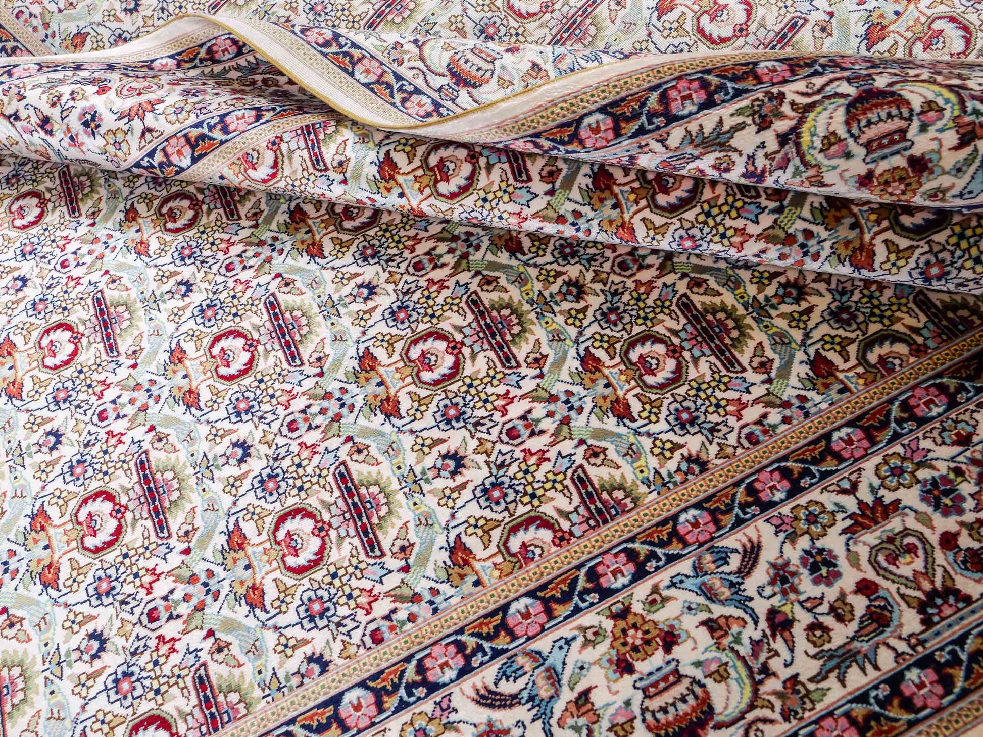 Sehr feiner, handgeknüpfter Khademi Hereke Orientteppich aus Seide, weiß. 155x92 cm. Vertrieb durch Jupiter Intl.