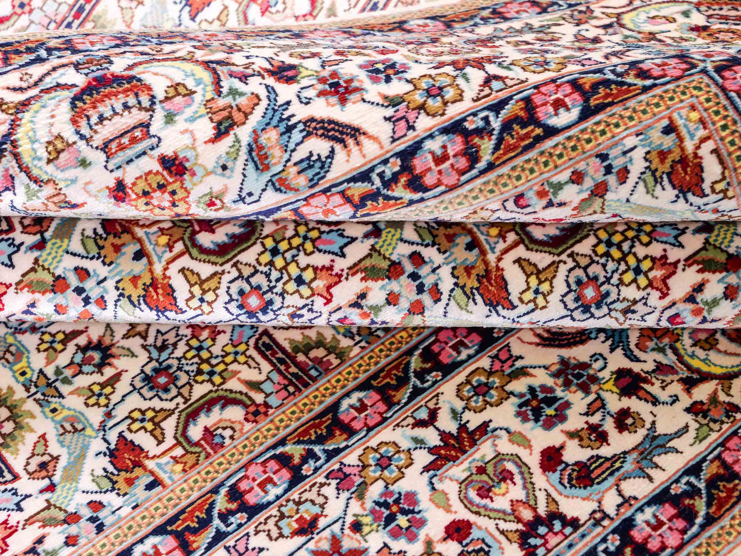 Sehr feiner, handgeknüpfter Khademi Hereke Orientteppich aus Seide, weiß. 155x92 cm. Vertrieb durch Jupiter Intl.